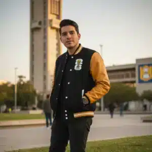 Una persona modelando la chamarra de mangas de piel de la copa mundial 2026.